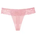 Detalle de tanga de tiro bajo en encaje rosa con cinturilla floral delicada y tela suave. - S / Rosa