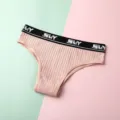 Vista dettagliata del perizoma a costine a vita bassa comodo con fascia elastica con lettere. - XL / Rosa chiaro