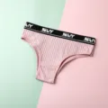 Tanga a vita bassa a coste rosa con cintura elastica con lettere nere per massimo comfort. - Taglia L / colore fagiolo rosso