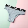 Comodo slip da donna azzurro a costine con elastico nero in vita e scritta bianca alla moda. - Taglia M / Grigio