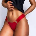 Vista dettagliata del tanga bikini da donna sexy con elegante fibbia in metallo a V. - Borgogna