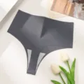 Culotte string tanga sans coutures gris foncé uni pour femmes vue de détail à plat. - Gris