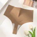 Vue détaillée du string uni sans coutures, conception confortable à taille basse. - Café