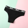 Vista dettagliata perizoma nero a coste da donna con cintura elastica con lettere SMY. - Nero