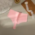 Vista dettagliata di perizoma da donna rosa tinta unita senza cuciture con tassello traspirante. - Rosa