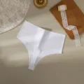 Vista dettagliata del perizoma a vita alta senza cuciture bianco, tessuto unito e liscio. - Bianco