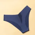 Primer plano de tanga de mujer de seda de hielo sin costuras azul oscuro, textura transpirable. - Azul Marino