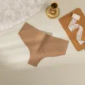 Vue détaillée de la culotte sans coutures en soie glacée unie, douce et minimaliste. - Café