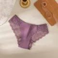 Elegantes bragas de talle bajo para mujer en tejido liso con delicado diseño de bordado de encaje. - Púrpura