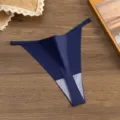 Primo piano dettaglio del tanga blu a vita bassa da donna sexy con sottili cinturini laterali. - Blu Navy