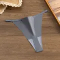 Dettaglio di un perizoma bikini minimalista a vita bassa sexy da donna design senza cuciture. - Taglia M / Grigio