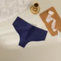 Vue détaillée de culottes pour femmes en soie glacée unie, sans coutures, douces et respirantes. - Bleu foncé