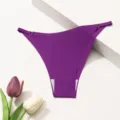 Gros plan détaillé sur un string violet en soie glacée, avec fines bretelles ajustables. - Violet