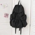 Detail des schwarzen Waschstoff-Rucksacks, Freizeitschultasche mit Kordelzugverschluss. - Schwarz