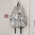 Stilvoller silberner Metallic-Rucksack mit Kordelzug, grossem Fach fuer Schule. - Hellsilber