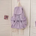 Lavendel cooler Kordelzug Rucksack Detail mit weichem Stoff und starken Schultergurten. - Hellviolett
