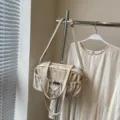 Beige Segeltuch Umhängetasche für Damen, stilvolle geplooide Kordelzug Kissen Tasche. - Weiß