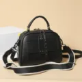Schwarze Damen Umhängetasche minimalistische PU Leder Handtasche mit breitem Gurt - Schwarz