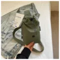 Grüne Canvas Brusttasche, lässige leichte Umhängetasche mit Kordelzug für Outdoor-Reisen. - Grün