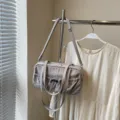 Graue Schultertasche mit Raffung und Kordelzug, stilvolle Freizeittasche für Damen. - Grau