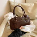 Braune Damen Schultertasche aus Leder, elegante Herbst Handtasche mit Metallverschluss. - Braun