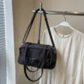 Schwarze Damen Schultertasche, modische lässige Alltagstasche mit verstellbarem Riemen. - Schwarz