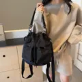 Schwarzer Nylon Rucksack Damen, japanischer Stil Freizeittasche mit großem Fassungsvermögen. - Schwarz