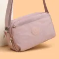 Mehrfächer Nylon Umhängetasche für Damen, leichte Freizeittasche mit Reißverschluss. - Rosa