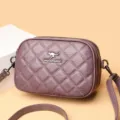 Damen Gesteppte Leder Umhängetasche mit mehreren Fächern und elegantem Schulterriemen. - Hellviolett