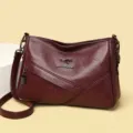 Weinrote weiche Ledertasche Umhängetasche Detail, elegante Freizeittasche mit Metalllogo. - Burgunderrot