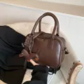 Retro braune Boston Tasche für Damen, stilvolle kleine Umhängetasche für den Alltag. - Kaffee Mit Anhänger