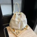 Weißer Nylon Kordelzug Eimer Rucksack, lässige minimalistische Damentasche für den Alltag. - Weiß