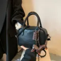 Klassische schwarze Leder Boston Handtasche mit süßen Schokoladen und Hunde Anhängern. - Schwarz Mit Anhänger