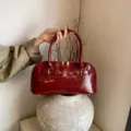 Elegante rote Lackleder Schultertasche mit Retro Schnalle fuer Damen Herbst Mode Trend. - Rot