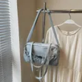 Graue Plissierte Kordelzug Umhängetasche, Stylische Alltags Kissen Handtasche für Damen - Hellblau