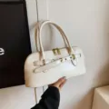 Elegante Damen Handtasche in Cremeweiß mit stilvoller Schnalle und Griffen für den Alltag. - Weiß