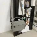 Wasserdichte Nylon Umhängetasche für Damen, lässige, leichte Schultertasche mit Gittermuster. - Grau