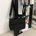 Schwarze Nylon Umhängetasche, lässige leichte wasserdichte Damentasche für den Alltag. - Schwarz