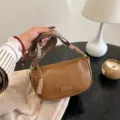 Retro braune Umhängetasche für Damen, schicke Freizeittasche mit breitem gewebtem Gurt. - Kaffee