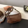 Damen Retro braune Umhängetasche PU Leder lässige Achseltasche mit breitem Schulterriemen - Braun