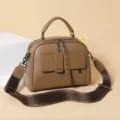 Stilvolle braune Damen Umhängetasche mit Henkel, breitem Gurt und Vordertaschen Design. - Khaki