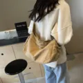Lassliche Nylon Umhängetasche für Damen, leicht, gross und perfekt für den Alltag. - Khaki