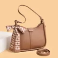 Modische braune Damen Leder Umhängetasche Schultertasche mit kariertem Schal und abnehmbarem Gurt. - Braun