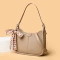 Minimalistische khakifarbene Leder Umhängetasche mit Schal, elegante Dametasche fuer Alltag. - Khaki