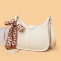 Minimalistische Ledertasche für Damen mit elegantem braunem Karoschal als Accessoire. - Weiß