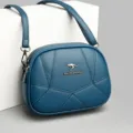 Blaues Leder Umhängetasche mit geometrischen Nähten, Metall Känguru Logo und Reißverschluss. - Blau