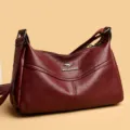 Dunkelrote weiche Leder Umhängetasche, lässige Schultertasche mit Metall-Logo und Reißverschluss - Rot