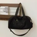 Schwarze Sporttasche für Damen, leichte Reise-Umhängetasche, lässige Gym-Handtasche mit Netztasche. - Schwarz