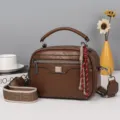 Retro Ölwachs Leder Damenhandtasche Detailansicht, mit Doppelreißverschluss und breitem Gurt. - Braun