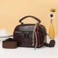 Klassische braune Umhängetasche aus weichem Leder, lässige kleine quadratische Damentasche. - Kaffee